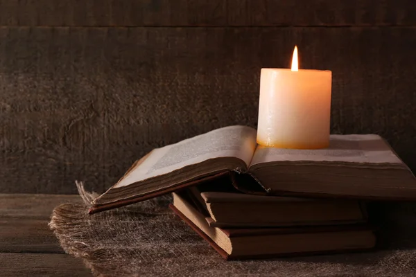 Libros y velas en servilleta —  Fotos de Stock