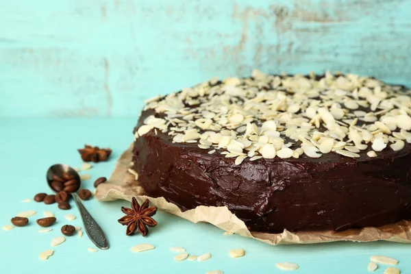 Leckerer Schokoladenkuchen mit Mandeln, auf altem Holztisch — Stockfoto