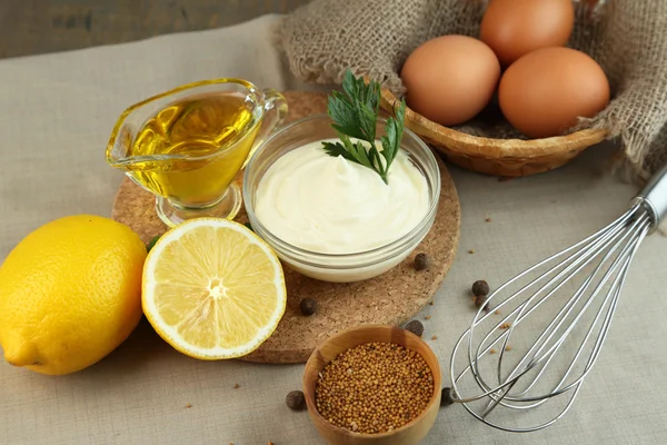 Maionese ingredienti su sfondo di legno — Foto Stock