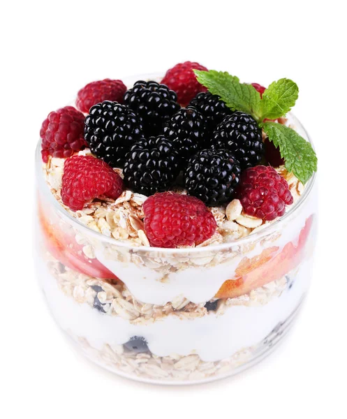 Desayuno saludable yogur con fruta fresca, bayas y muesli servido en frasco de vidrio, aislado en blanco — Foto de Stock