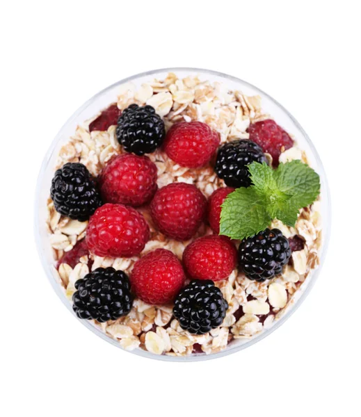 Gezond ontbijt - yoghurt met verse bessen en muesli geserveerd in glazen kom, geïsoleerd op wit — Stockfoto