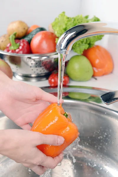 Lavado de frutas y verduras — Foto de Stock