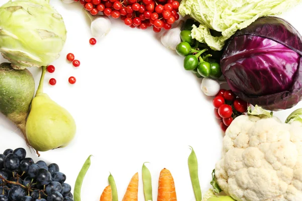Рамка из свежих органических овощей на белом фоне — стоковое фото