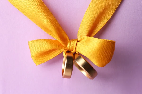 Wedding rings tied with ribbon — Stock Photo, Image