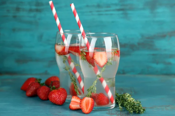 Savoureuse boisson fraîche aux fraises et au thym, sur fond de bois — Photo