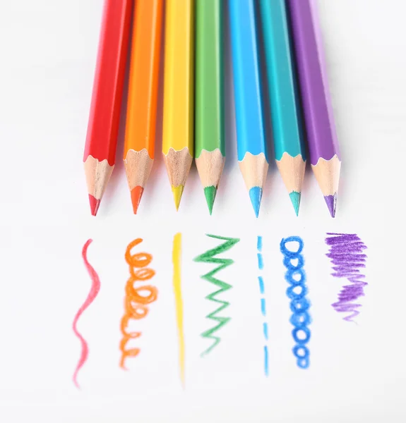 Многоцветные карандаши на белом — стоковое фото