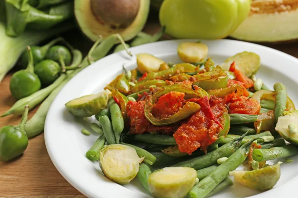 Ensalada saludable con guisantes y espárragos servidos sobre mesa de madera, primer plano —  Fotos de Stock