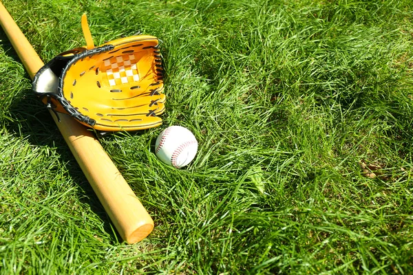 Bastão de beisebol, bola e luva — Fotografia de Stock