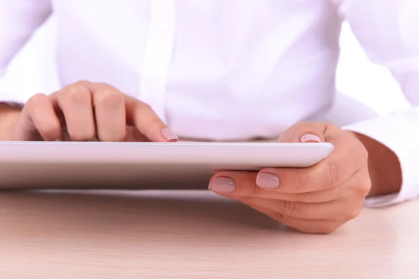 Vrouw met behulp van digitale Tablet PC op lichte achtergrond — Stockfoto