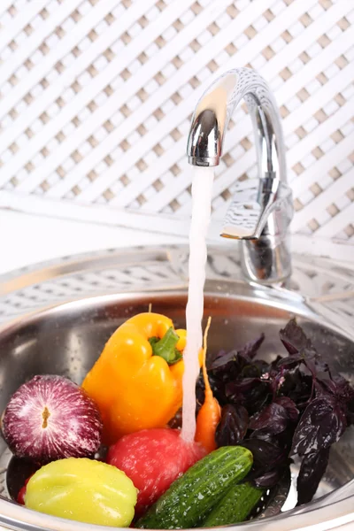 Washing vegetables, close-up — Stock Photo, Image