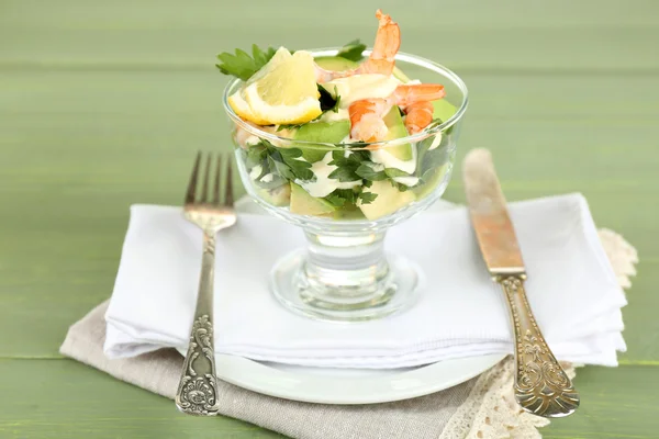 Tasty salad with shrimps and avocado, on wooden background — Stock Photo, Image