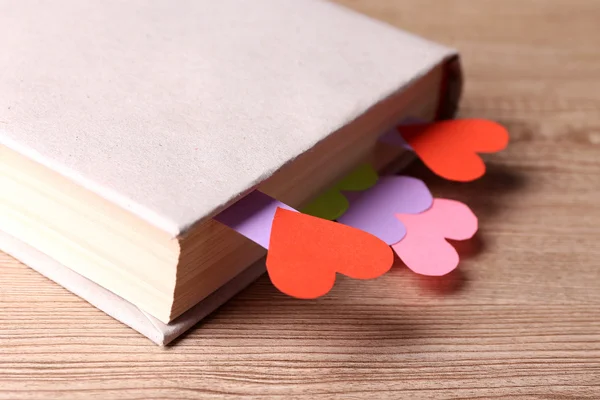 Libro con marcadores sobre madera — Foto de Stock