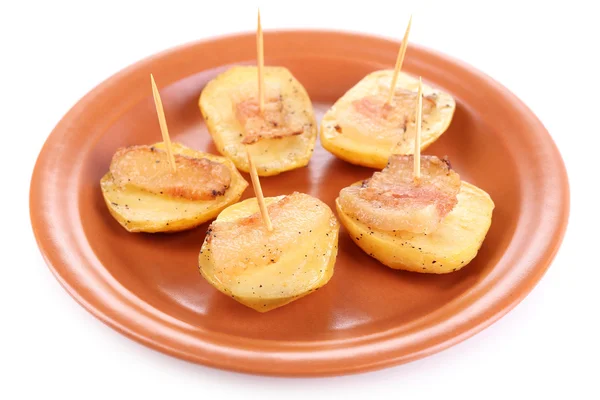 Ψητή πατάτα με μπέικον στο πιάτο, που απομονώνονται σε λευκό — Φωτογραφία Αρχείου