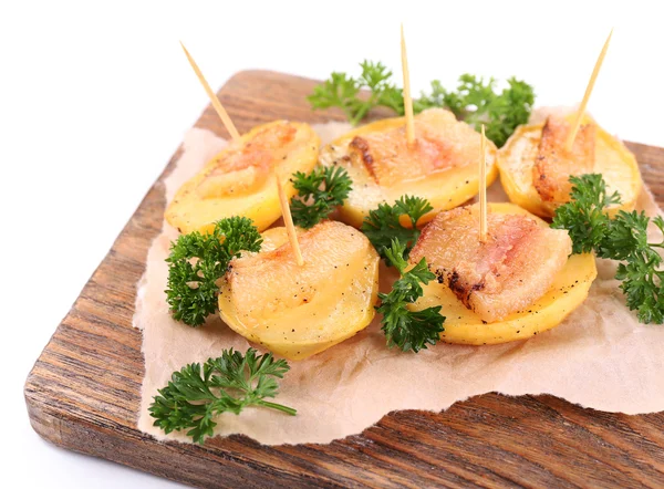 Bakad potatis med bacon på trä skärbräda, isolerad på vit — Stockfoto