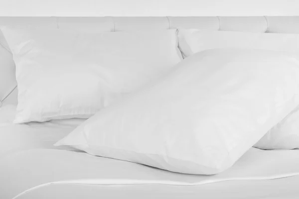 Witte kussens op bed — Stockfoto