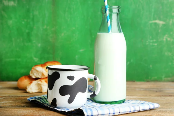 Bodegón retro con sabrosa leche rústica, sobre mesa de madera —  Fotos de Stock