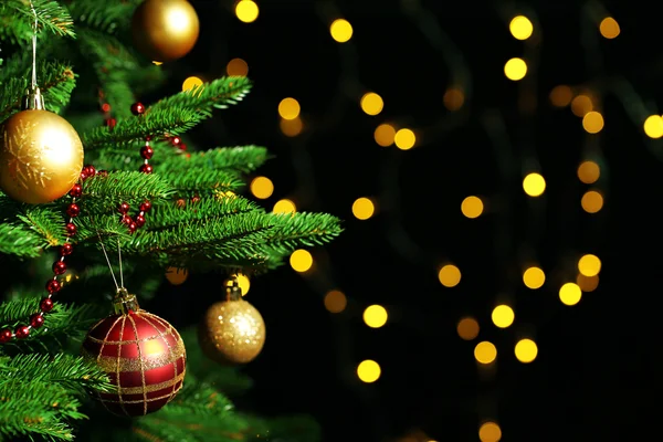 Versierde kerstboom op wazig, sprankelende en fee achtergrond — Stockfoto