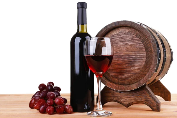 Κρασί στο Κύπελλο και στο μπουκάλι, σταφύλια και βαρέλι στο ξύλινο τραπέζι σε άσπρο φόντο — Φωτογραφία Αρχείου