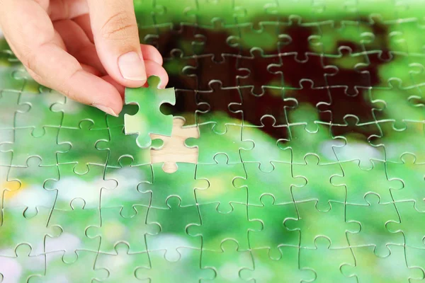 Hand holding puzzle piece — Stock Photo, Image