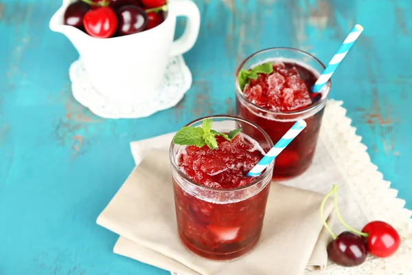 Primer plano de granita de cereza en vasos, sobre fondo de madera de color — Foto de Stock