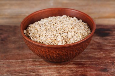 Bir tabloda bir ahşap stand yulaf ezmesi ile büyük kase