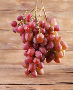 ahşap zemin üzerinde üzüm demet