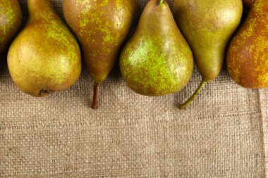 Çul arka plan üzerinde olgun armut