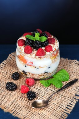 Yoğurtlu taze meyve, çilek ve müsli