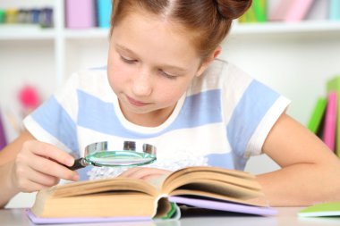 sevimli kız sınıfta işyerinde