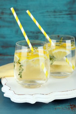 ahşap zemin üzerine kekik ve limon ile lezzetli soğuk içecek