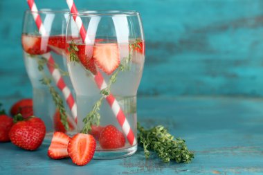 çilek ve ahşap zemin üzerine kekik ile lezzetli soğuk içecek