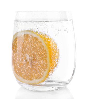 Su üzerinde beyaz izole limon