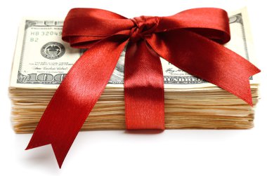 paket üzerinde beyaz izole kurdele ile bağlanmış dolar