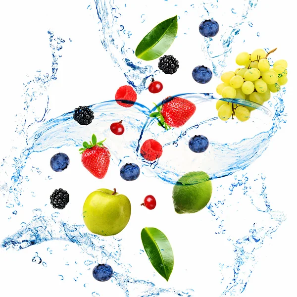 Свежие фрукты, ягоды и зеленые листья с брызгами воды, выделенные на белом — стоковое фото