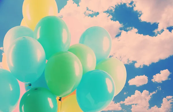Kleurrijke ballonnen op sky — Stockfoto