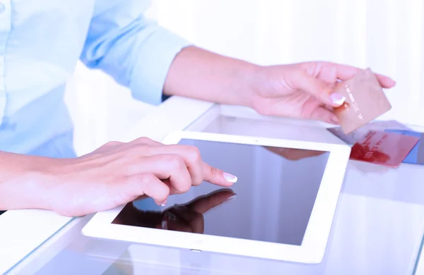 Mujer usando tableta digital y sosteniendo la tarjeta de crédito en su mano, de cerca. Concepto de compra on-line — Foto de Stock