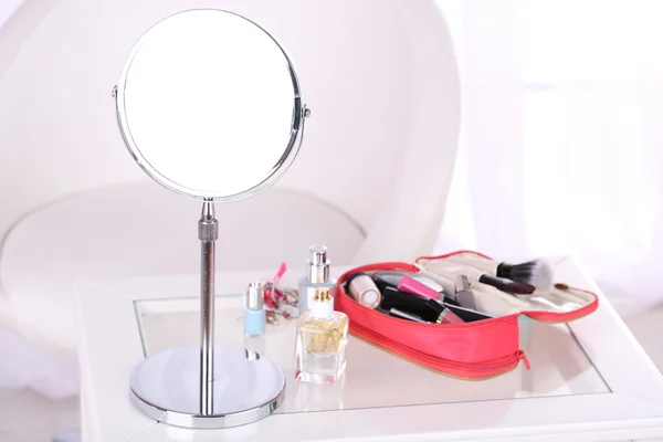 Cosmetic bag and mirror — Stock Photo, Image