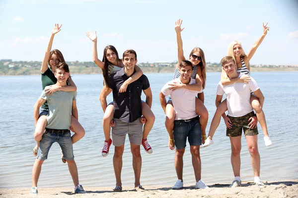 Vackra unga människor på stranden — Stockfoto