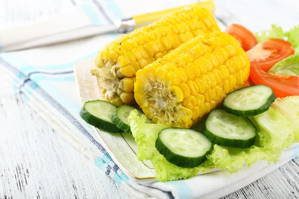 Grilled corn cobs on table, close-up — Stock Photo, Image