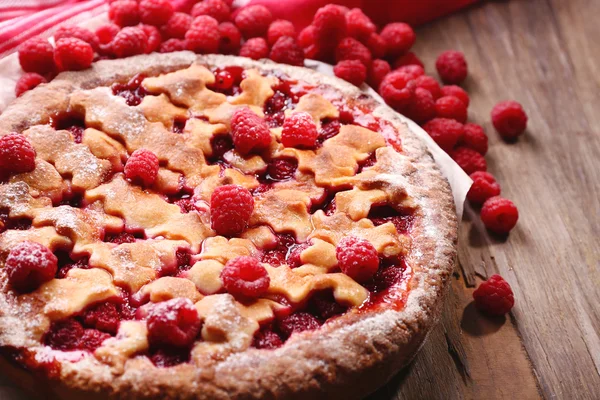 Gâteau savoureux avec des baies sur la table close-up — Photo