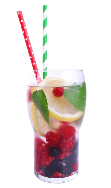 Glas van berry cocktail op witte achtergrond geïsoleerd — Stockfoto