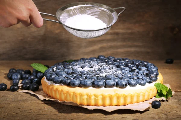 Tarte maison savoureuse aux myrtilles et au sucre en poudre, sur table en bois — Photo