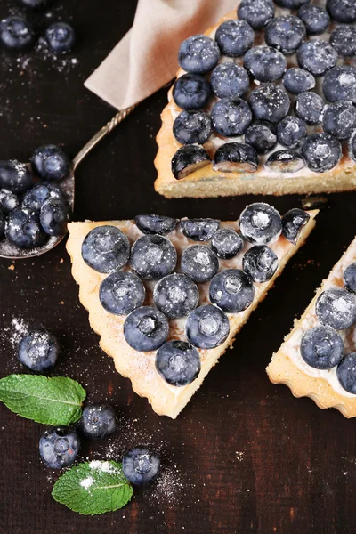 Sabroso pastel casero con arándanos en la mesa de madera — Foto de Stock