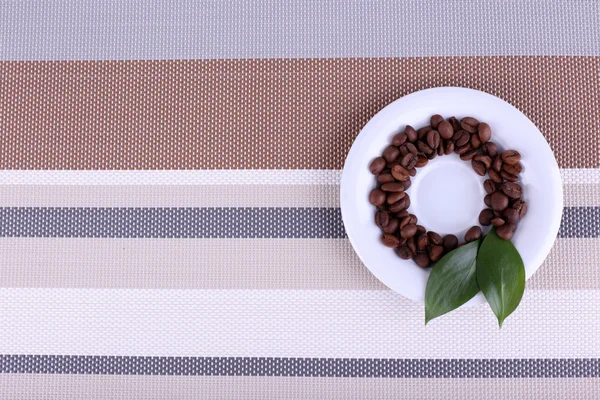 Xícara de café quente fresco na toalha de mesa — Fotografia de Stock