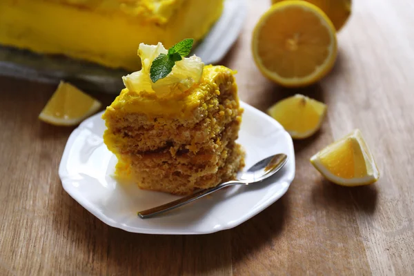 Makanan penutup lemon lezat di meja kayu — Stok Foto