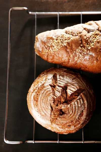 条新鲜出炉的面包，从烤箱 — 图库照片