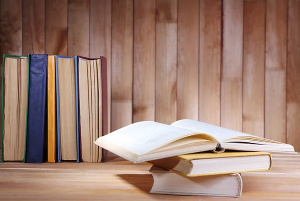 Книги на деревянном столе — стоковое фото