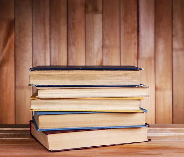 Libros sobre mesa de madera — Foto de Stock