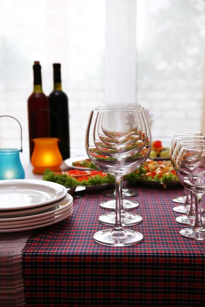 お客様を待っている食器とビュッフェのテーブル — ストック写真
