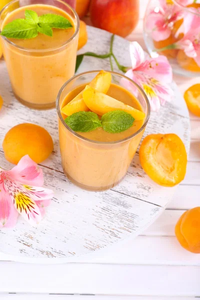 Dessert di albicocca in occhiali su tavolo primo piano — Foto Stock